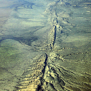 Fault line (n): (UK) fɔːlt laɪn - (US) fɔlt laɪn